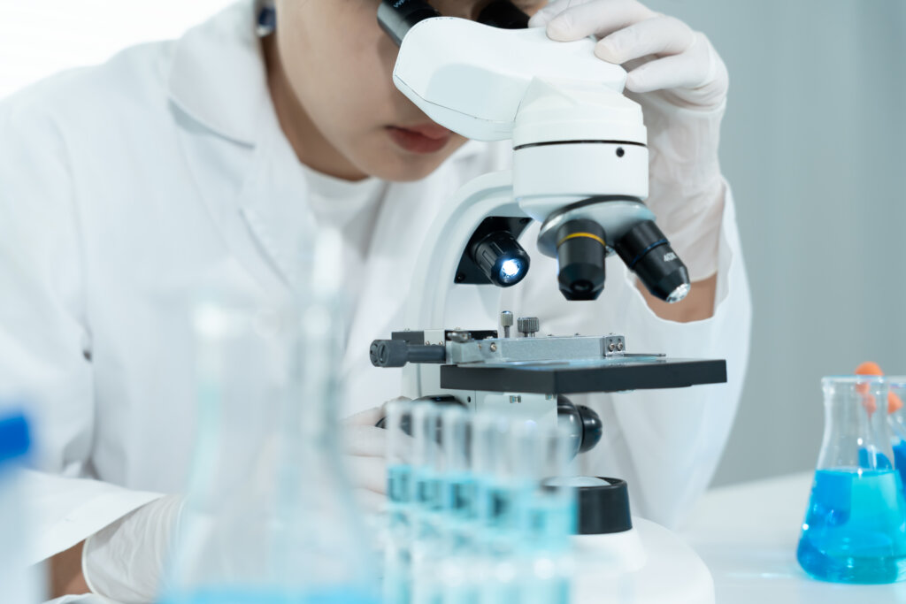 PubMed에서 유산균 균주번호로 임상 논문을 검색하는 개념 이미지